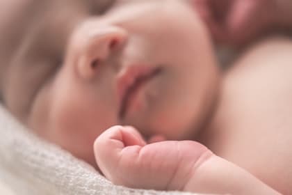 دم مع البراز وعلامات خطر الإمساك عند الأطفال